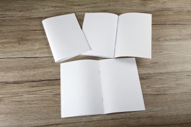Boş katalog, broşür, dergi, kitap ahşap arka plan üzerinde