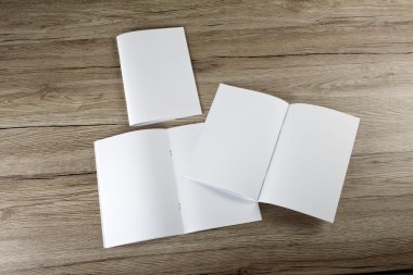Boş katalog, broşür, dergi, kitap ahşap arka plan üzerinde