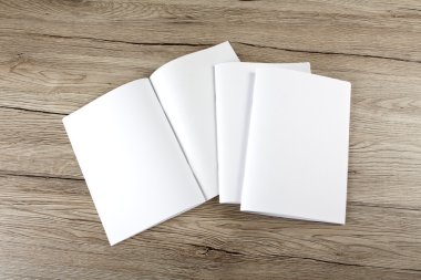 Boş katalog, broşür, dergi, kitap ahşap arka plan üzerinde