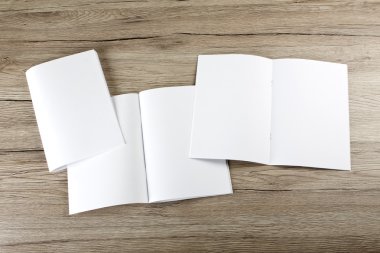 Boş katalog, broşür, dergi, kitap ahşap arka plan üzerinde