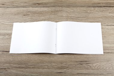 Boş katalog, broşür, dergi, kitap ahşap arka plan üzerinde