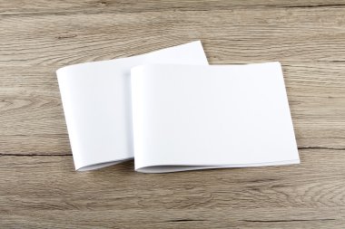 Boş katalog, broşür, dergi, kitap ahşap arka plan üzerinde
