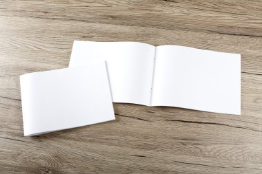 Boş katalog, broşür, dergi, kitap ahşap arka plan üzerinde