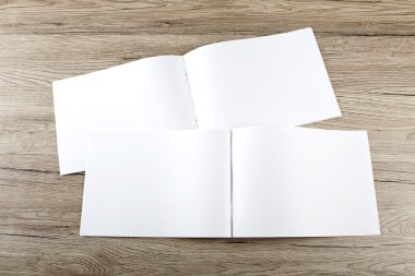 Boş katalog, broşür, dergi, kitap ahşap arka plan üzerinde