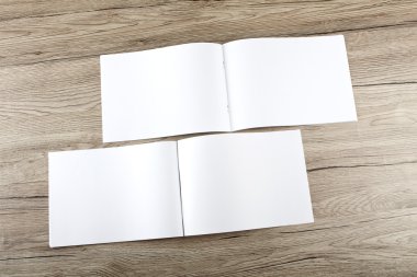 Boş katalog, broşür, dergi, kitap ahşap arka plan üzerinde