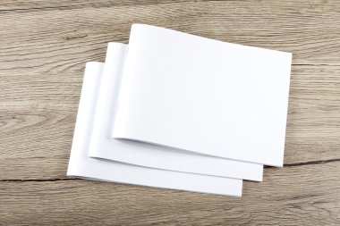 Boş katalog, broşür, dergi, kitap ahşap arka plan üzerinde