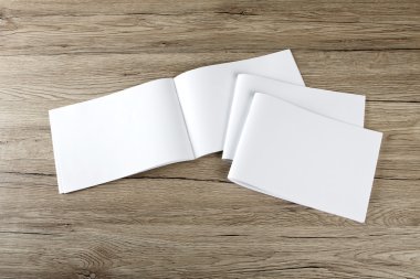 Boş katalog, broşür, dergi, kitap ahşap arka plan üzerinde