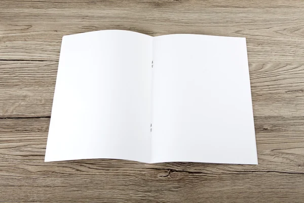 Catálogo em branco, brochura, revistas, livro sobre fundo de madeira — Fotografia de Stock