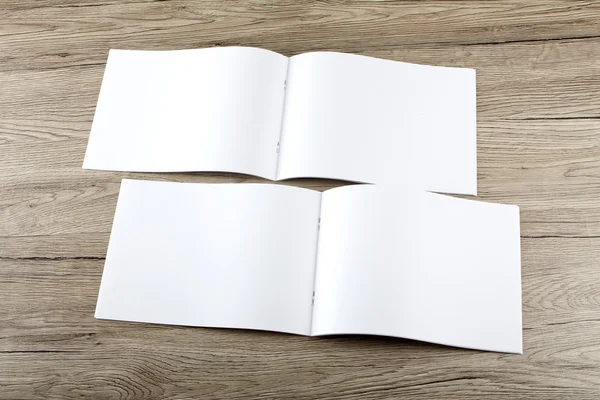Catálogo en blanco, folleto, revistas, libro sobre fondo de madera —  Fotos de Stock