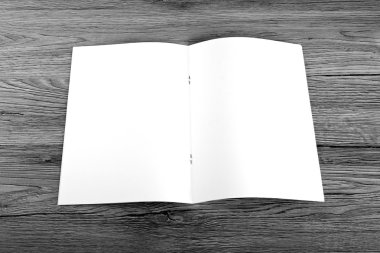 Boş katalog, broşür, dergi, kitap ahşap arka plan üzerinde