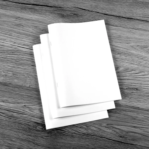 Catálogo em branco, brochura, revistas, livro sobre fundo de madeira — Fotografia de Stock
