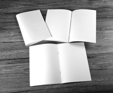 Boş katalog, broşür, dergi, kitap ahşap arka plan üzerinde