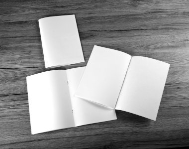 Boş katalog, broşür, dergi, kitap ahşap arka plan üzerinde