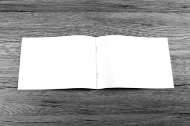 Boş katalog, broşür, dergi, kitap ahşap arka plan üzerinde