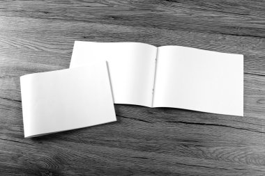 Boş katalog, broşür, dergi, kitap ahşap arka plan üzerinde