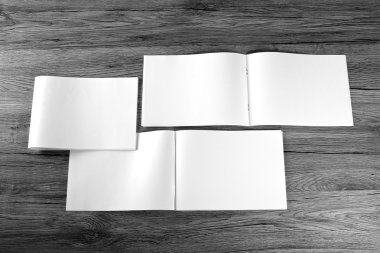 Boş katalog, broşür, dergi, kitap ahşap arka plan üzerinde