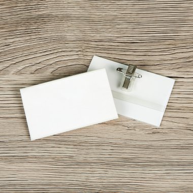 Adı etiketi veya kimlik sahibine ahşap sörf üzerinde metal klibi