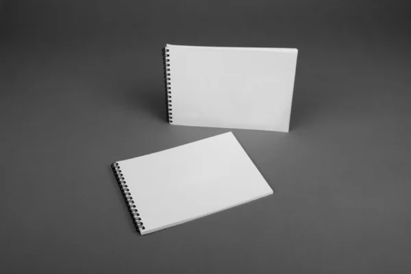 在灰色的背景上的空白螺旋笔记本 — 图库照片