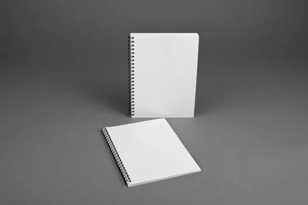 在灰色的背景上的空白螺旋笔记本 — 图库照片