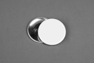 Beyaz rozetleri ön ve gri arka plan üzerinde arkadan görünüm.