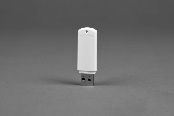 Chiavetta USB bianca su sfondo grigio . — Foto Stock