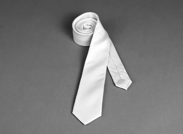 Bej renkli kravat kravat rulo gri backgr üzerinde gri arka plan üzerinde — Stok fotoğraf