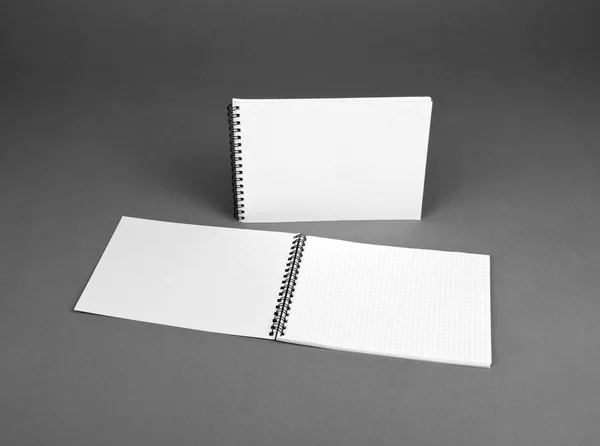 Cuaderno en espiral en blanco sobre fondo gris — Foto de Stock