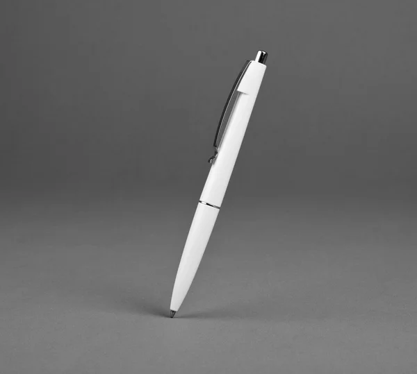 灰色の背景に白のペン. — ストック写真