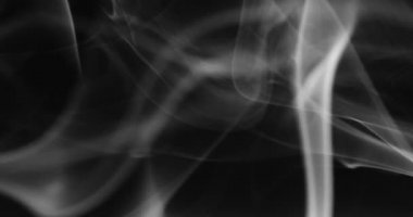 Beyaz duman siyah arkaplan üzerinde uzayda yüzüyor