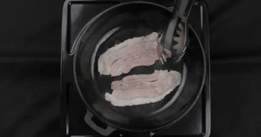 Ev mutfağında tavada iki parça et.