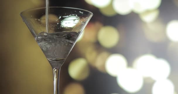 Martini Cocktail Gegossen Und Oliven Hinzugefügt — Stockvideo