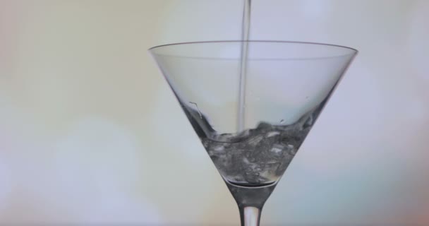 Martini Cocktail Poured Olives Ajouté — Video