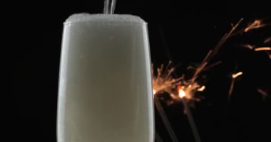 Şampanyayı bardağa dolduruyorum. Şampanya ve havai fişekler. Kavram: Yeni yıl, aşk, tatiller, parti