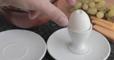 Erkek eller tavuk yumurtalarını kabukluyor. Kabuktan haşlanmış yumurta kabukları.