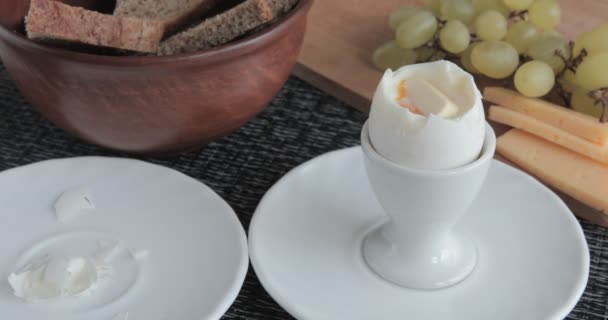 Persona Comiendo Huevo Cocido Para Desayuno — Vídeos de Stock