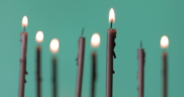 Brennende Kerzen Auf Grünem Hintergrund — Stockvideo