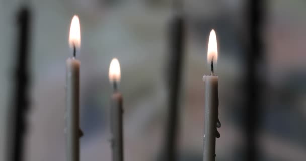 Brennende Kerzen Auf Verschwommenem Hintergrund — Stockvideo