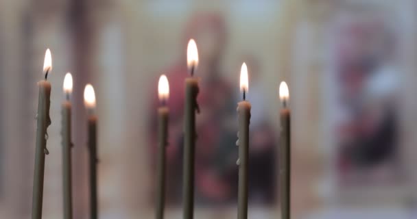 Κεριά Που Καίγονται Βωμό Εκκλησίας — Αρχείο Βίντεο