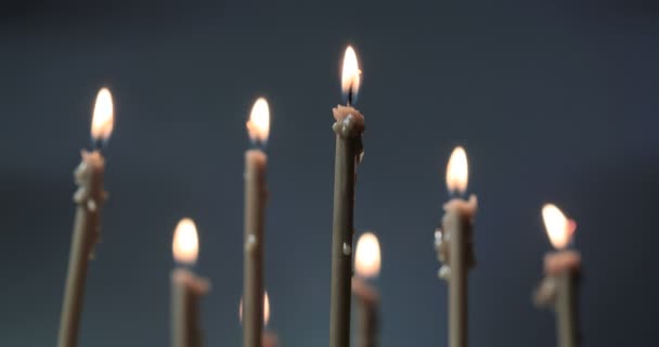 어두운 배경에 촛불을 — 비디오
