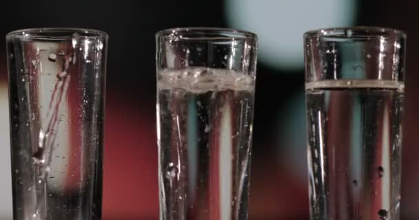 Barman Nalewa Wódkę Tequilę Trzech Kieliszków — Wideo stockowe