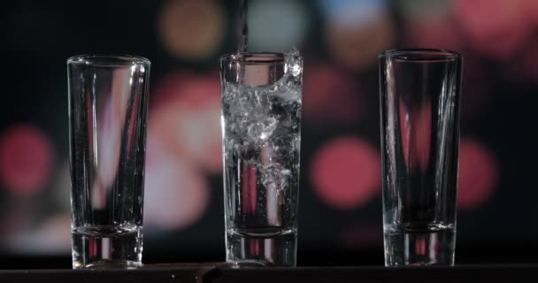 Barman Gieten Van Wodka Tequila Drie Shots Glazen — Stockvideo