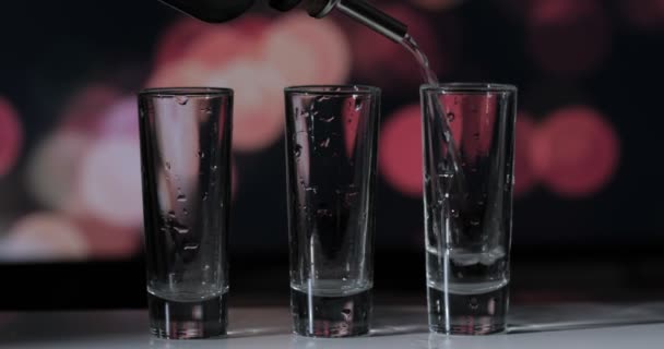 Barman Gieten Van Wodka Tequila Drie Shots Glazen — Stockvideo