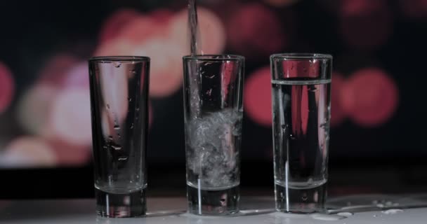 Barman Gieten Van Wodka Tequila Drie Shots Glazen — Stockvideo