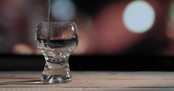 Barman Gieten Van Wodka Tequila Shots Glazen — Stockvideo