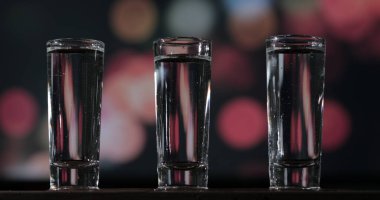 Restoranda üç bardak tekila.