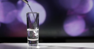 Barmen tekilayı shot bardağına dolduruyor..