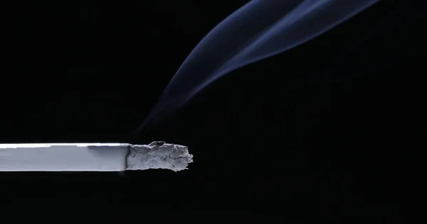 黒い背景でタバコを吸っている タバコの日 — ストック写真