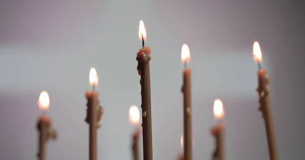 Svíčky Hořící Oltáři Kostela Zapálení Svíček Rozmazaném Pozadí — Stock fotografie