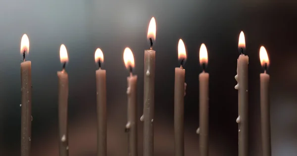 Velas Arder Num Altar Igreja Queimar Velas Fundo Embaçado — Fotografia de Stock