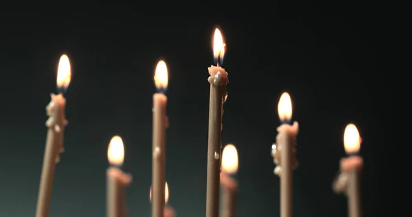 Velas Arder Num Altar Igreja Queimar Velas Fundo Embaçado — Fotografia de Stock